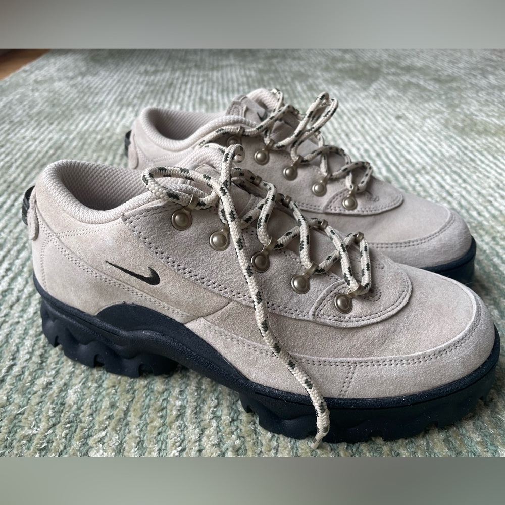 Nike Lahar Low in Fossil Black